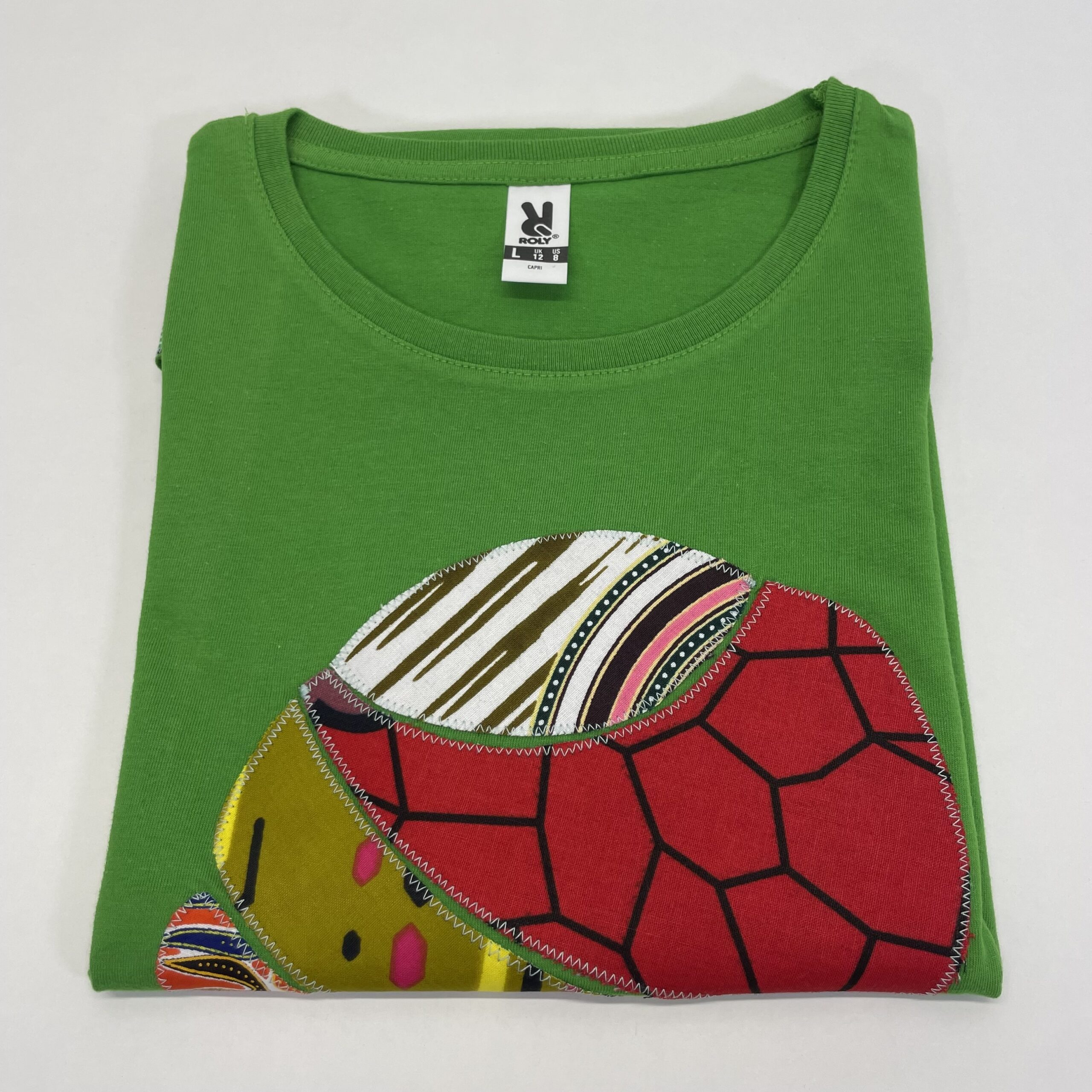 ROLY - Camiseta Artesanal Colección "Turbante de la libertad" – Color Verde y Aplique Hecho a Mano (Talla L) - Imagen 5