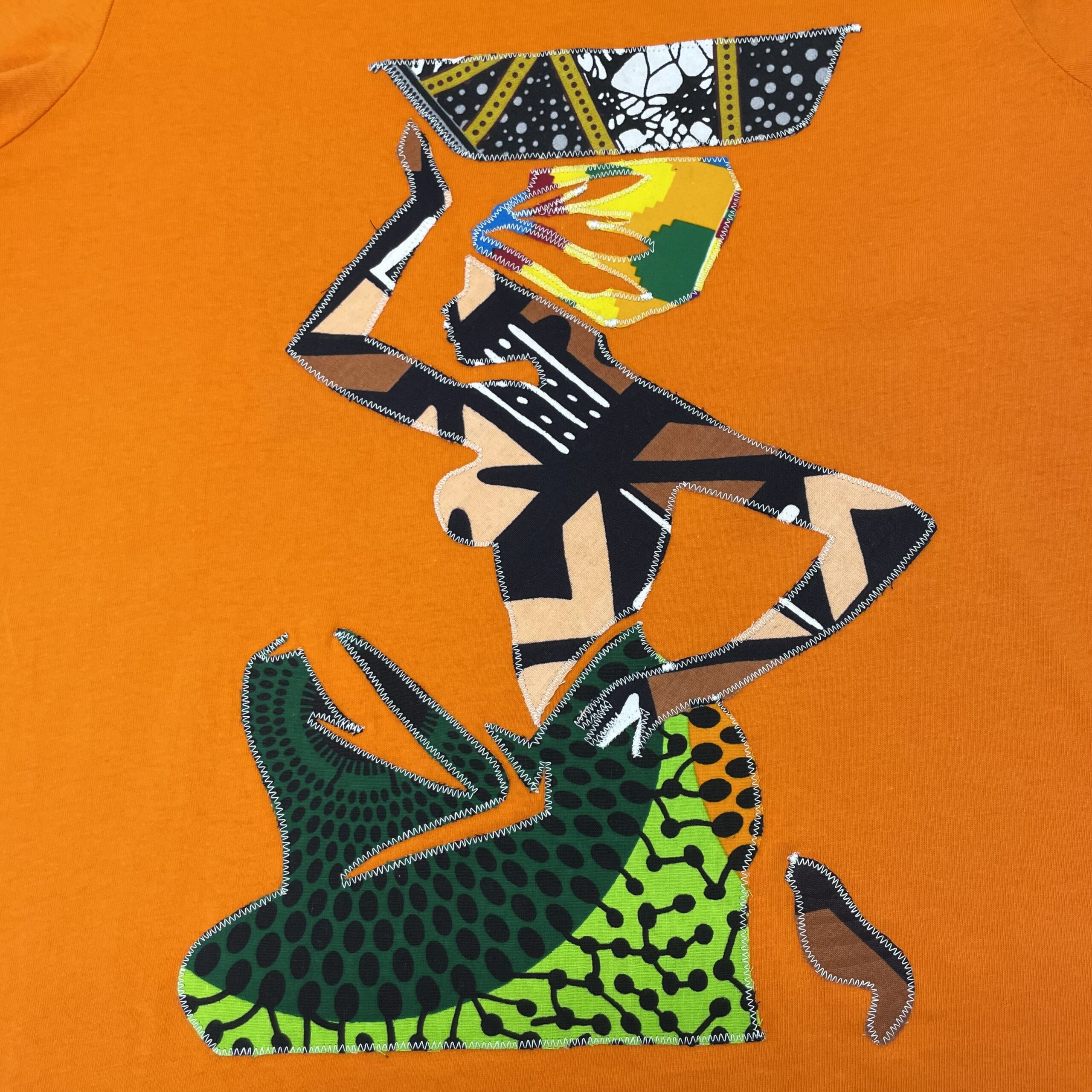 KEYA - Camiseta Artesanal Colección "Matabane" – Color Naranja y Aplique Hecho a Mano (Talla XL) - Imagen 2