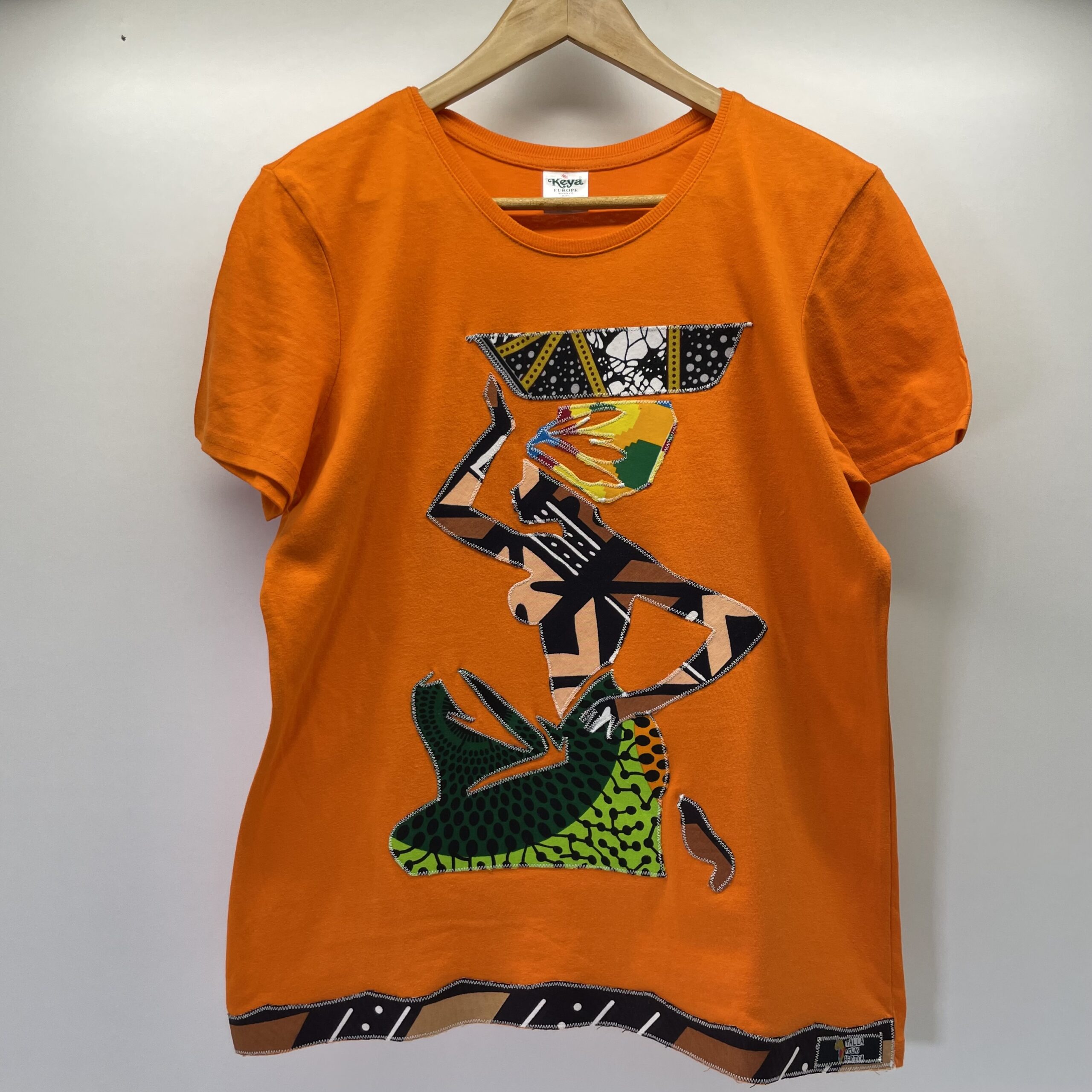 KEYA - Camiseta Artesanal Colección "Matabane" – Color Naranja y Aplique Hecho a Mano (Talla XL)