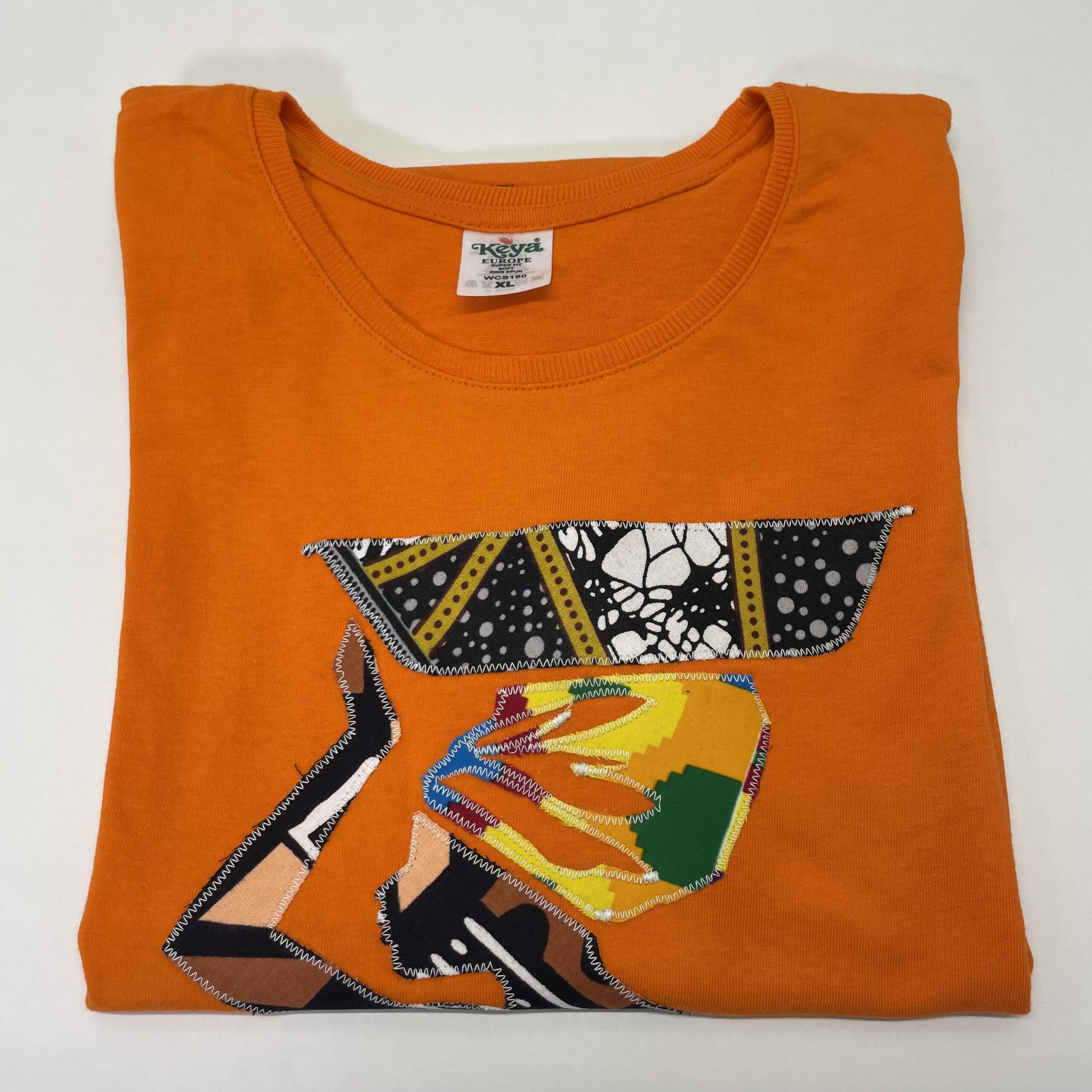 KEYA - Camiseta Artesanal Colección "Matabane" – Color Naranja y Aplique Hecho a Mano (Talla XL) - Imagen 3