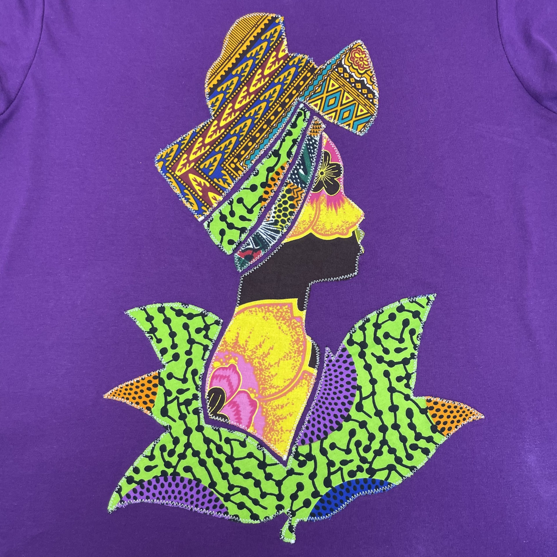 ROLY - Camiseta Artesanal Colección "Funmilayo" – Color Morado y Aplique Hecho a Mano (Talla XL) - Imagen 4