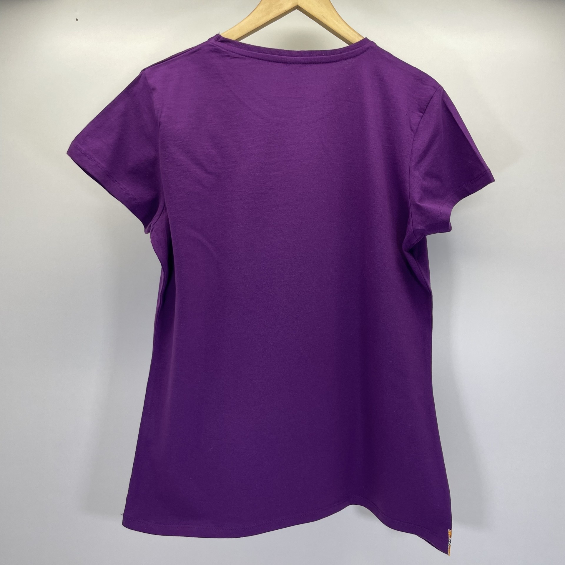 ROLY - Camiseta Artesanal Colección "Funmilayo" – Color Morado y Aplique Hecho a Mano (Talla XL) - Imagen 2