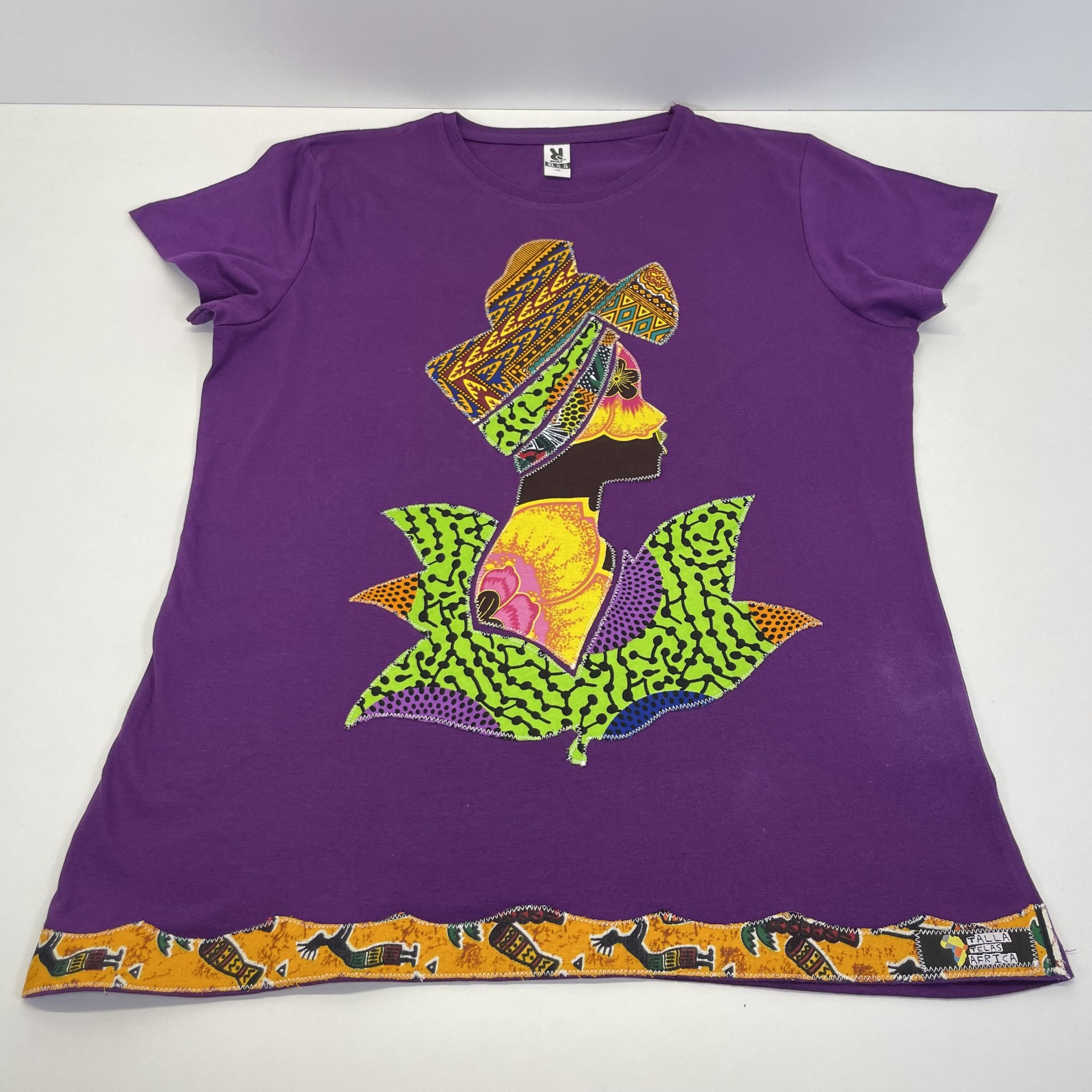 ROLY - Camiseta Artesanal Colección "Funmilayo" – Color Morado y Aplique Hecho a Mano (Talla XL) - Imagen 3